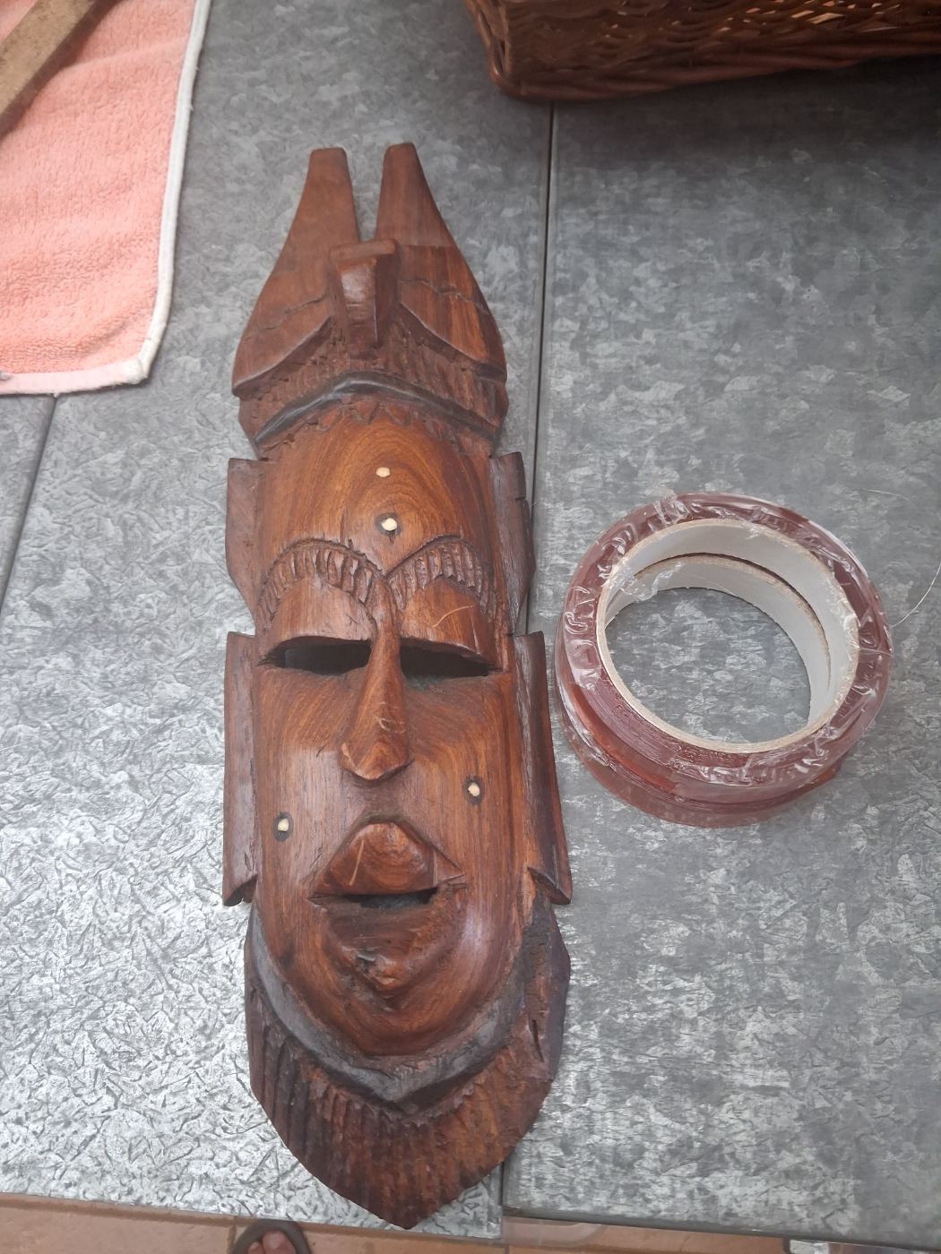 Máscara decorativa de madera tallada artesanalmente
