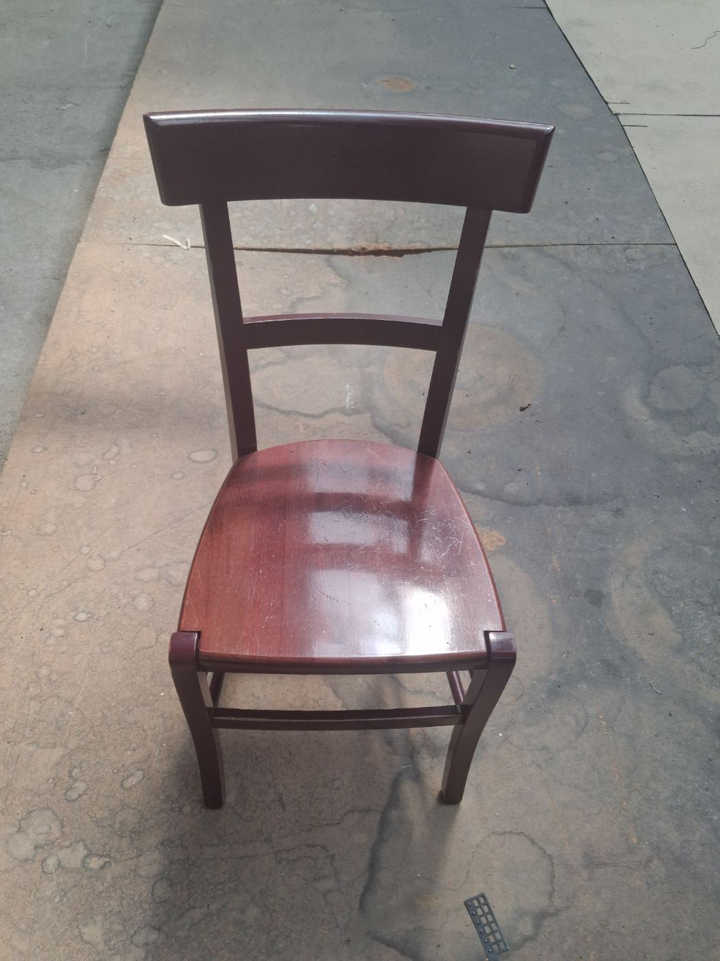 Silla de madera con respaldo clásico de segunda mano