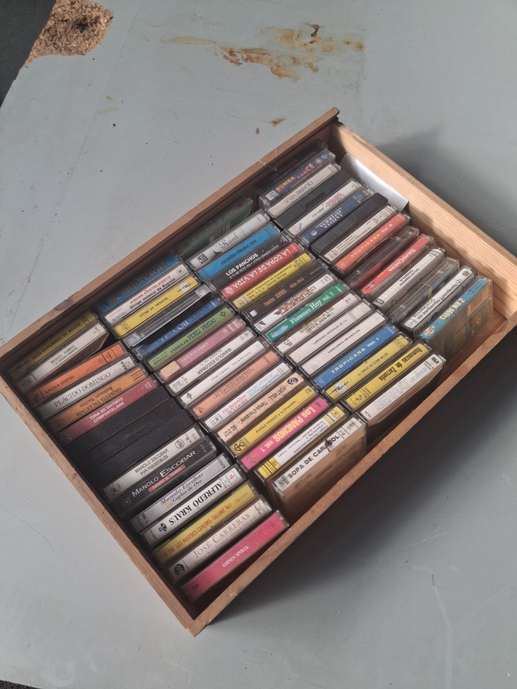 Lote de 48 cintas de cassette variadas en caja de madera