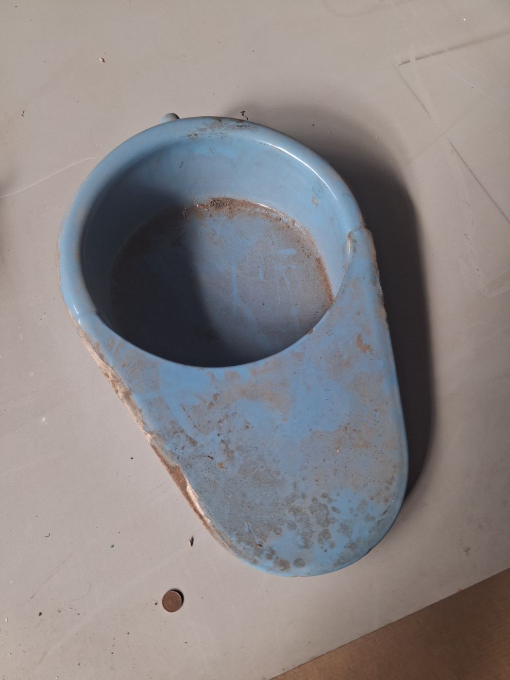 Orinal antiguo azul para colección o decoración
