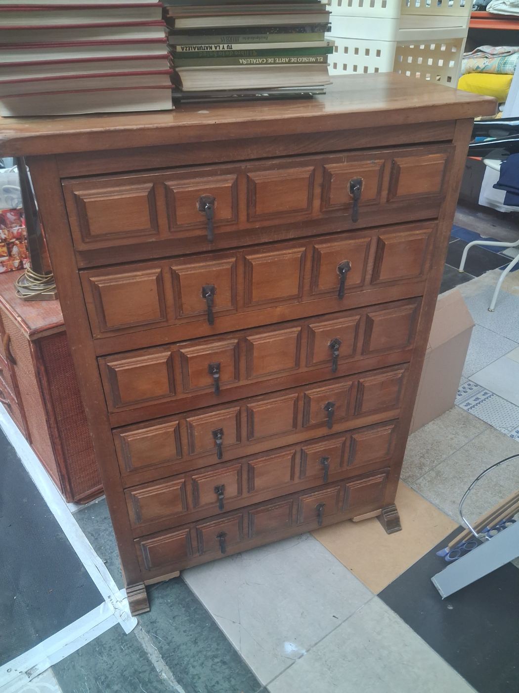 Cajonera de madera con cinco cajones y llaves