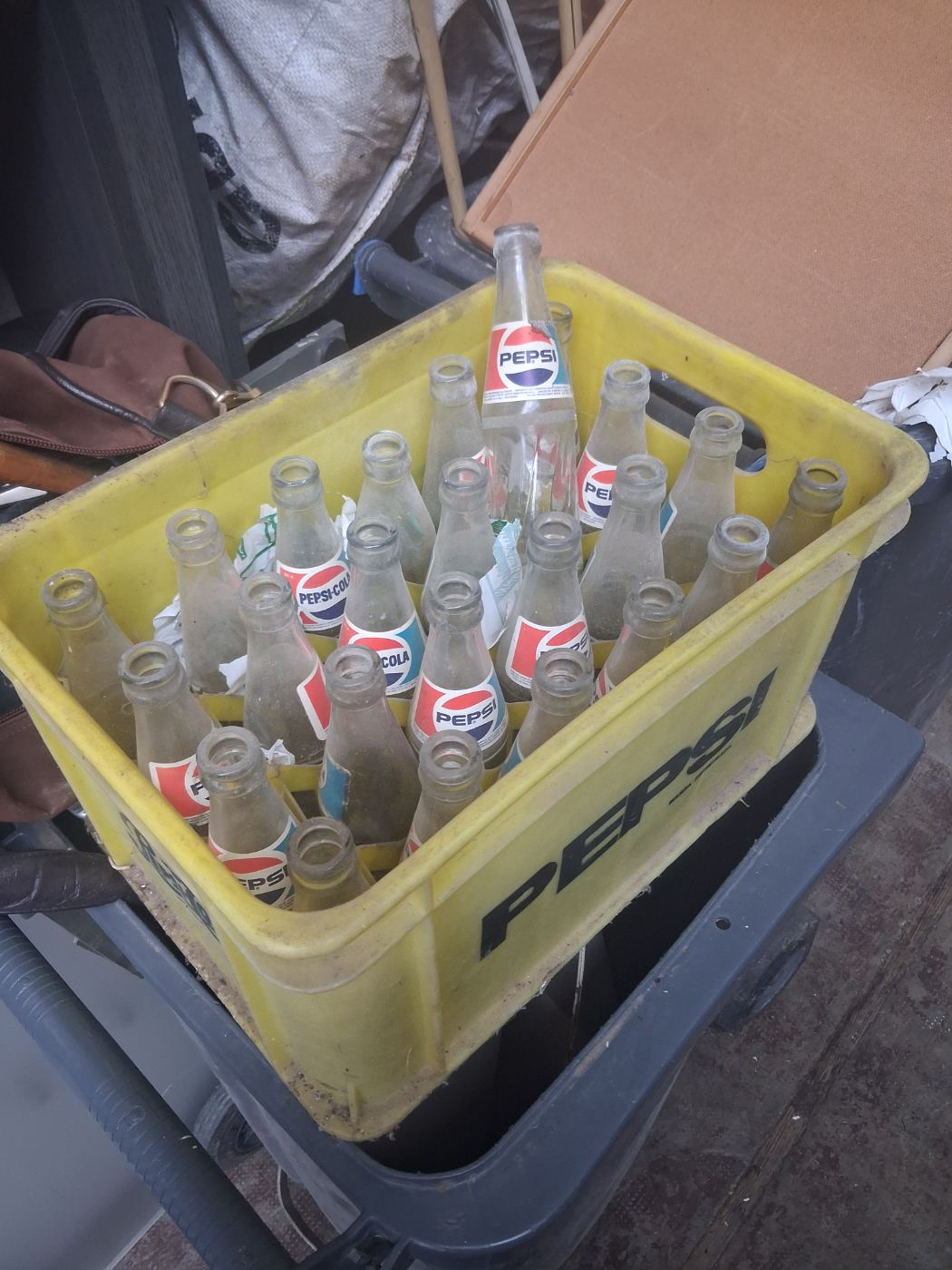 Lote de 24 botellas vacías de Pepsi con caja original