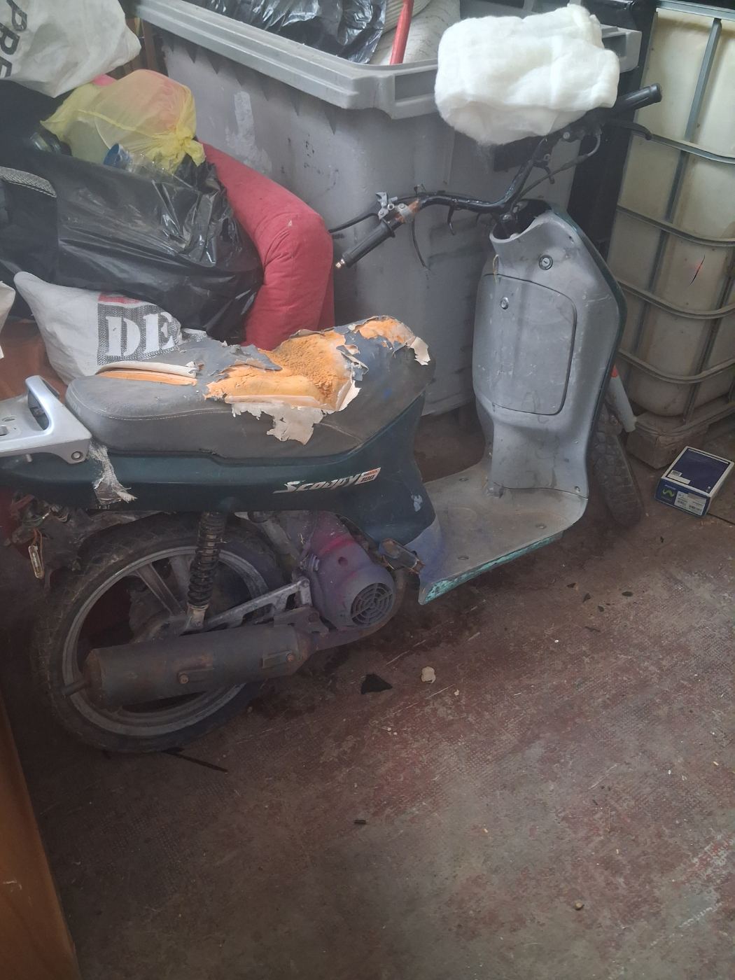 Moto para piezas o reparaciones, asiento dañado