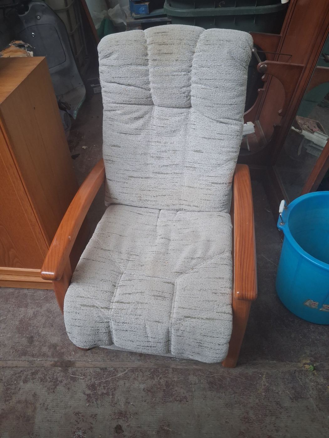 Sillón cómodo con estructura de madera y tapizado claro