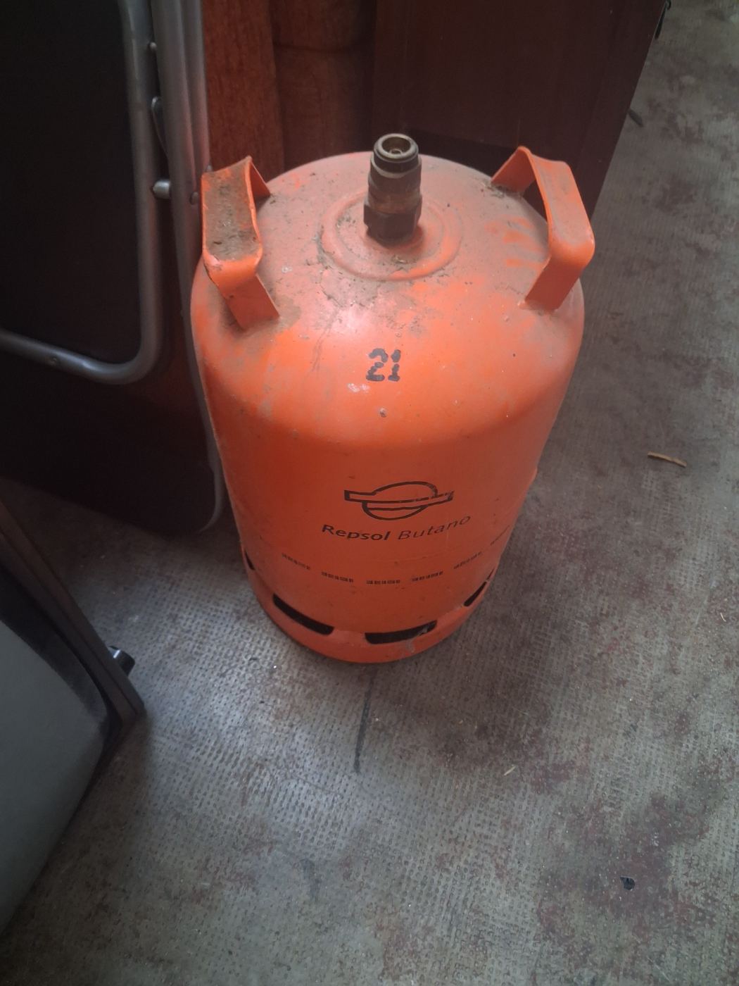 Botella de butano vacía color naranja