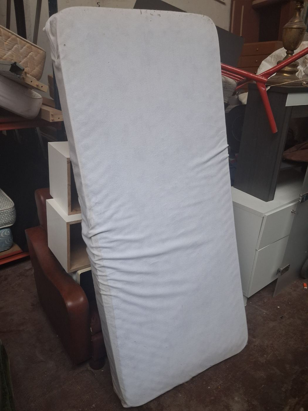 Colchón 90 de segunda mano con funda blanca