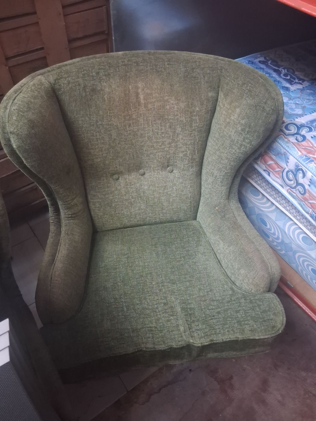Sillón vintage verde con respaldo ancho y cómodo