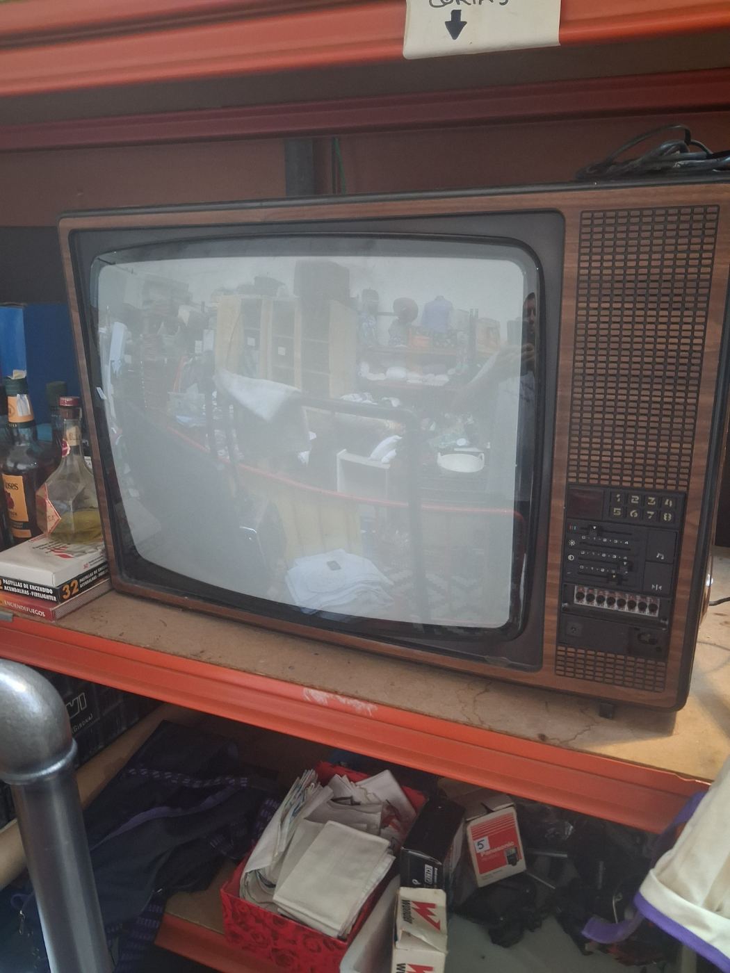 Televisión antigua con mando y controles manuales
